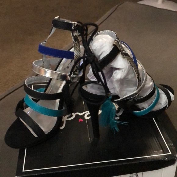 Size 8 heels - Picture 2 of 3